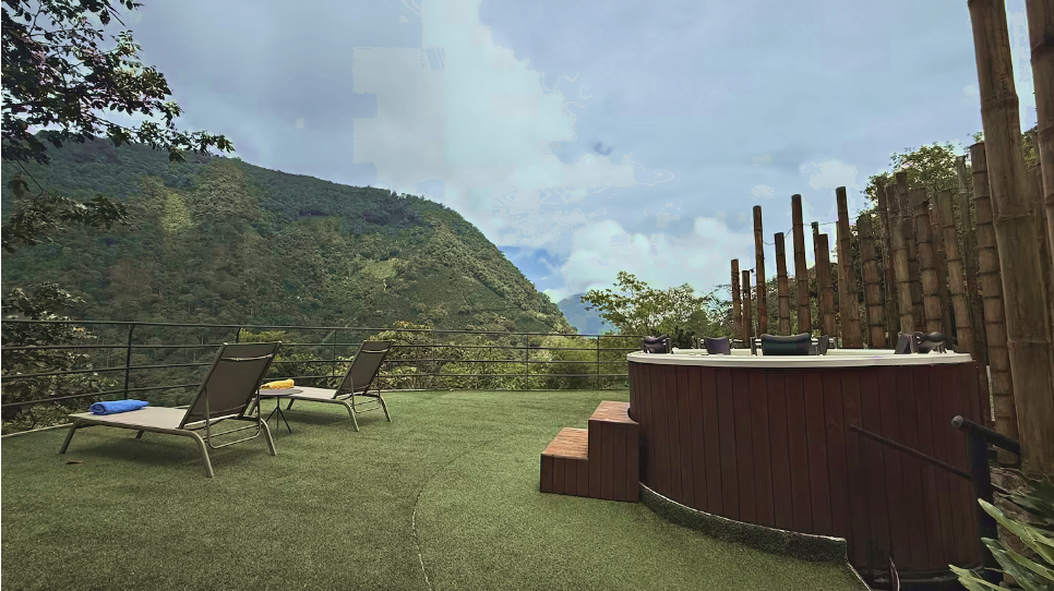 Jacuzzi privado al aire libre con vista al cafetal y al Cerro Tusa